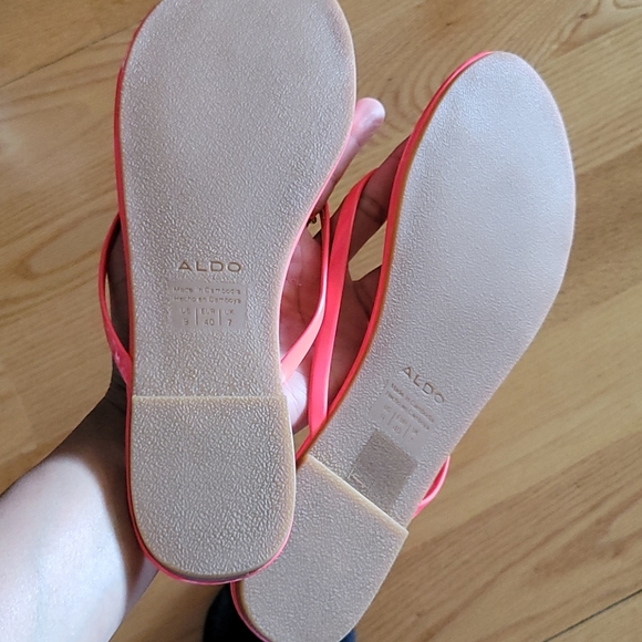 Brand new slippers - Picture 2 of 3